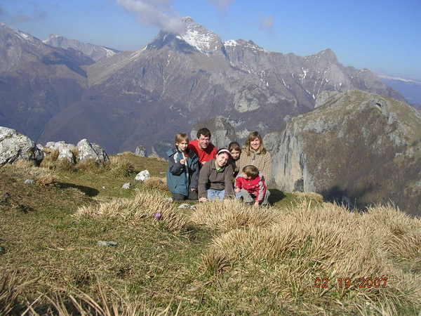 1615.guests_of_casa_marta_on_the_top_of_matanna_mount.jpg
